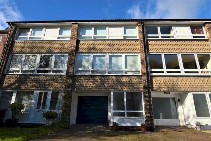 3 Bedroom Terraced House To Rent In Wakefield Gardens, London, SE19