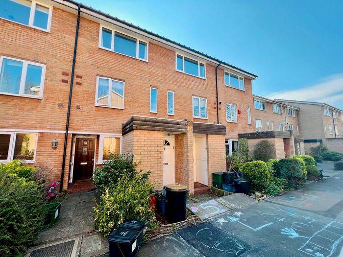 2 Bedroom Flat To Rent In Green Acres, Croydon, CR0