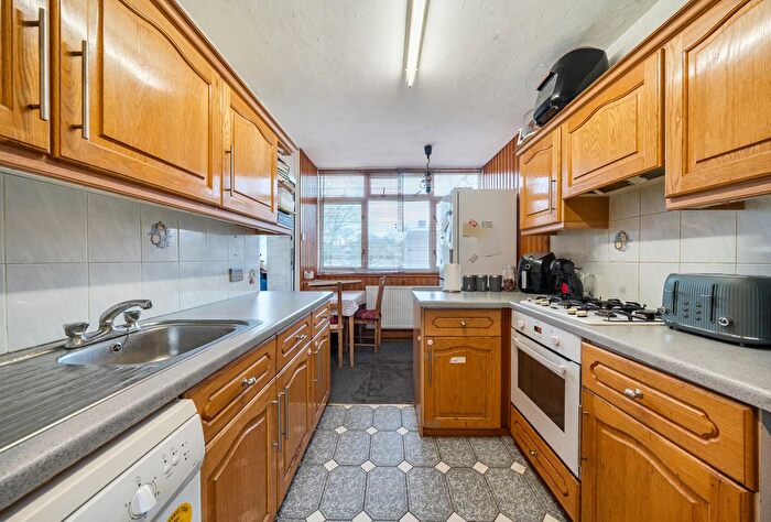 2 Bedroom Flat For Sale In Montfort Place, London, SW19