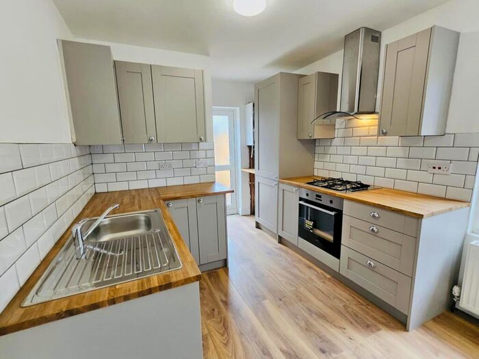 4 Bedroom Flat To Rent In Reginald Road, Forest Gate, E7