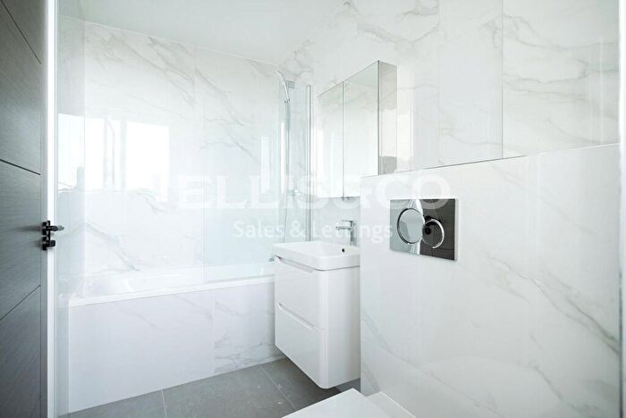 2 Bedroom Apartment To Rent In High Road, Whetstone, N20