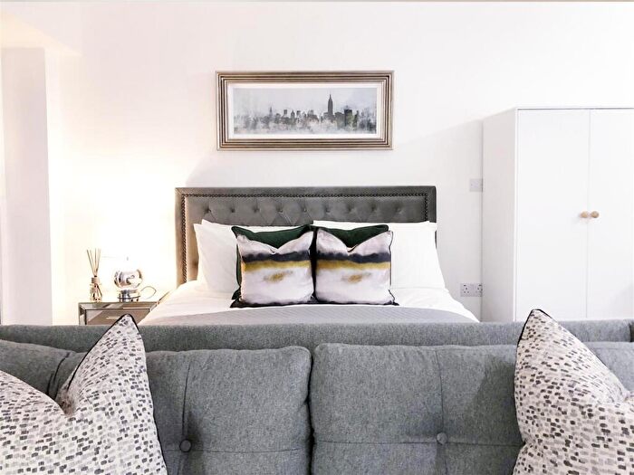 Apartment To Rent In Beaufort Square, London, NW9