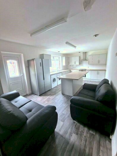 7 Bedroom Maisonette To Rent In Holly Avenue, Newcastle Upon Tyne, NE2