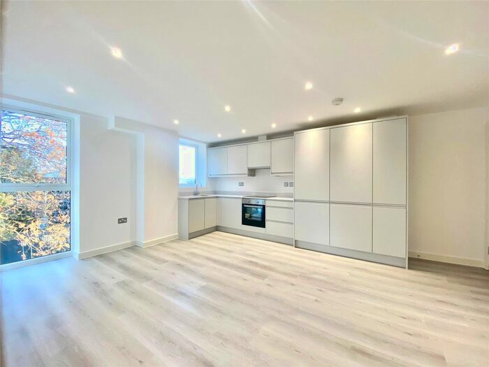 2 Bedroom Flat To Rent In Parkview House, 14 Oaklands Park, Wokingham RG41