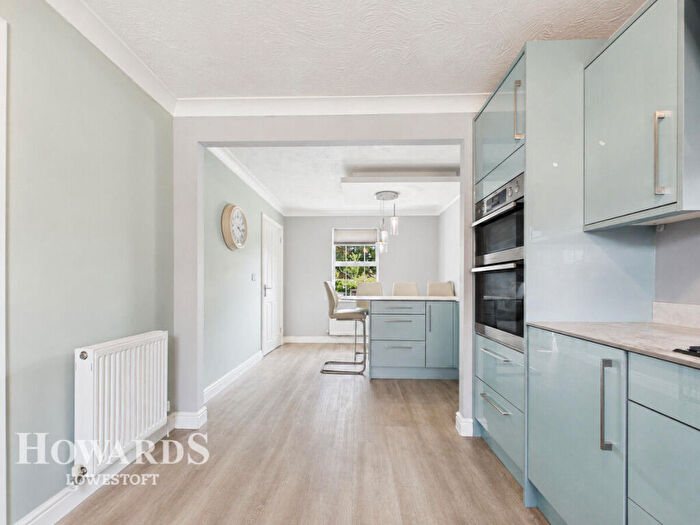 3 Bedroom Detached House For Sale In Aveling Way, Lowestoft, NR33