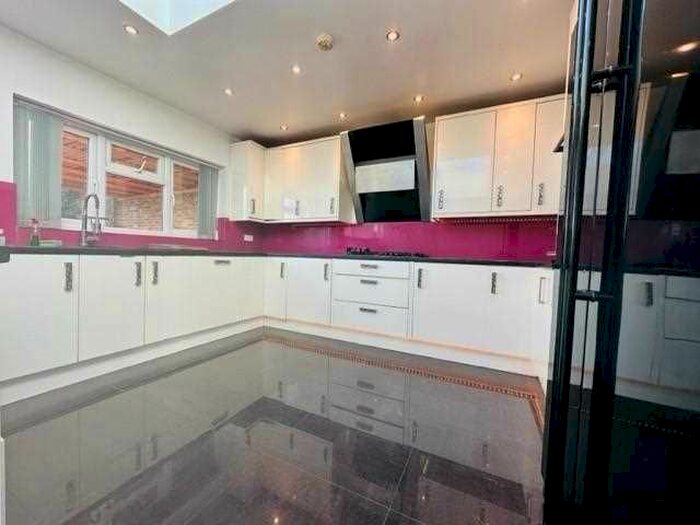 5 Bedroom Semi-Detached House To Rent In Glentworth Place, Cippenham, Slough, SL1