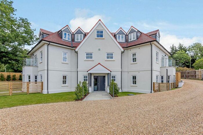 2 Bedroom Flat For Sale In Bell Lane, Brookmans Park, Hatfield, AL9