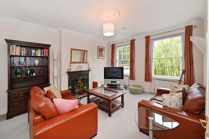 2 Bedroom Flat For Sale In Chatsworth Road, London, NW2