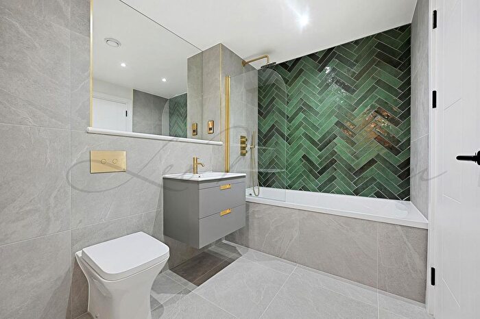 2 Bedroom Flat To Rent In Caroline Street, Limehouse, E1