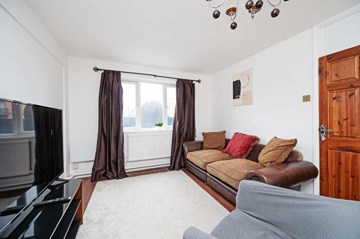 2 Bedroom Flat For Sale In Commercial Road, Whitechapel, London, E1