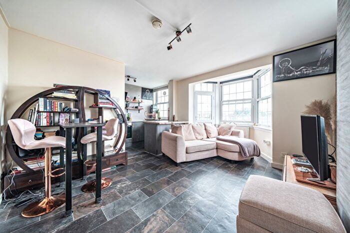 1 Bedroom Flat To Rent In Emlyn Gardens, London, W12