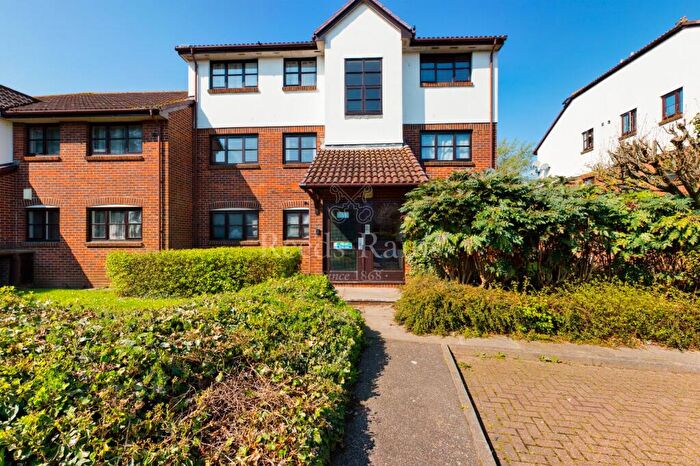 2 Bedroom Apartment For Sale In Bishops Court, Greenhithe, Kent, DA9