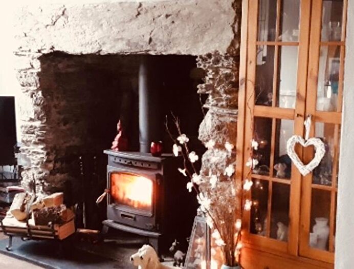 2 Bedroom House For Sale In Tai Newyddion, Ynys, LL47