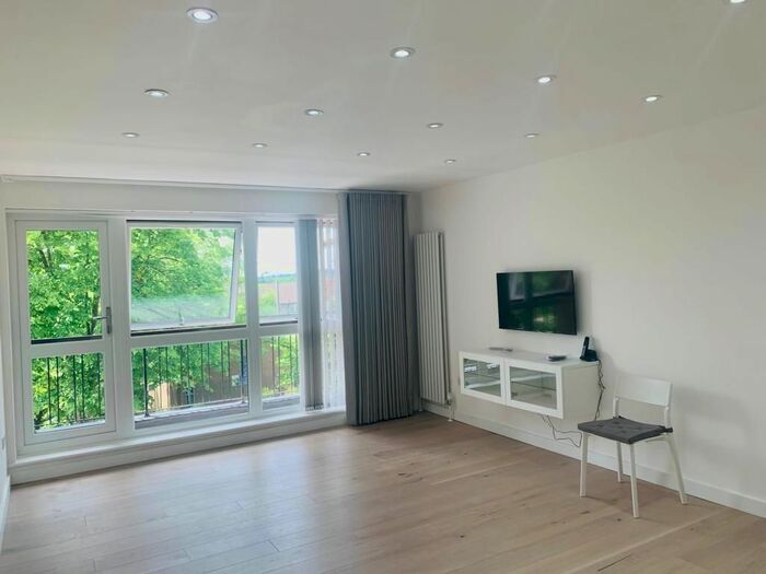 2 Bedroom Flat To Rent In Hendon Lane, London, N3