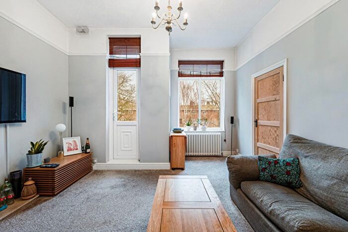 2 Bedroom Flat For Sale In Grove Park Terrace, Chiswick, London, W4