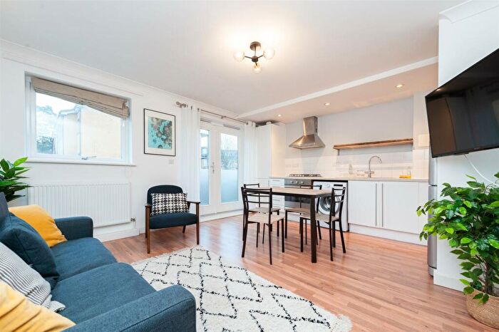 1 Bedroom Flat For Sale In Cazenove Road, London, N16