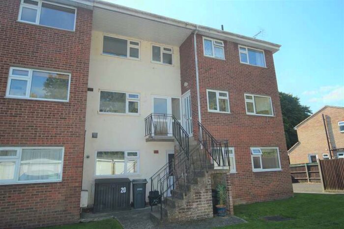 2 Bedroom Maisonette Flat To Rent In Rowan Close, St Albans, AL4