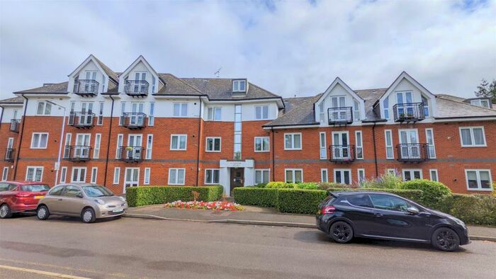 2 Bedroom Apartment To Rent In Windsor Court, Park View Close, St Albans, Hertfordshire, AL1