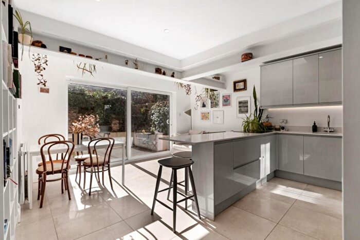 2 Bedroom Flat For Sale In Beatty Road, London, N16