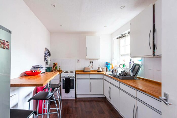 3 Bedroom Flat To Rent In Vauxhall Street, Kennington, London, SE11