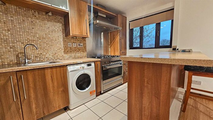 2 Bedroom Flat For Sale In Gade Close, Hayes, UB3
