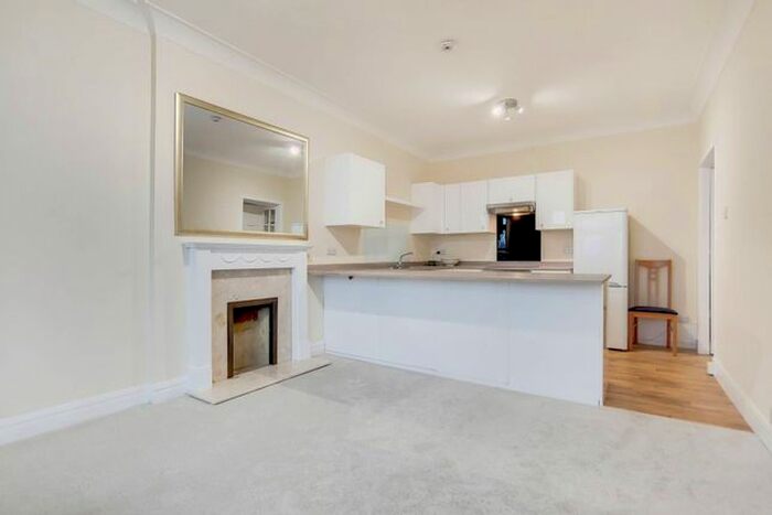 2 Bedroom Flat To Rent In Parkview Court, Bishop's Park, London, SW6