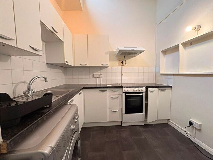 2 Bedroom Flat To Rent In The Parade, Reading Road, Yateley, GU46