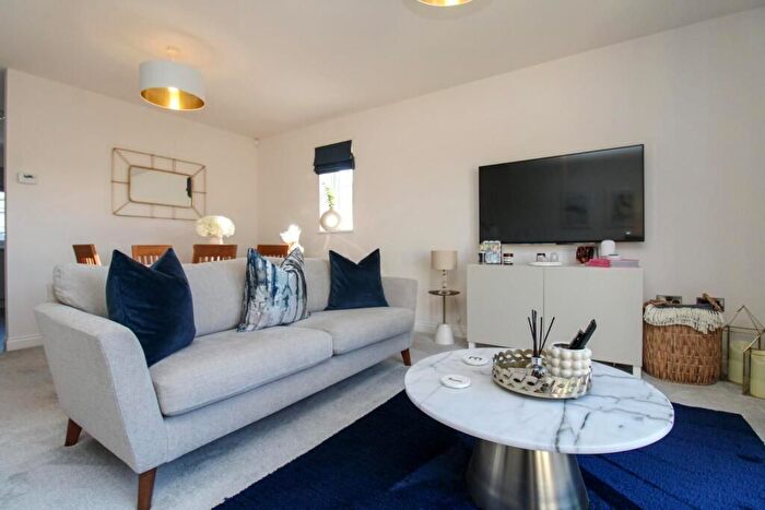 3 Bedroom Flat To Rent In Knighton Close, South Croydon, CR2