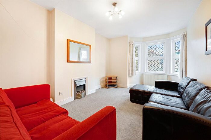 3 Bedroom Flat To Rent In Nevis Road, London, SW17