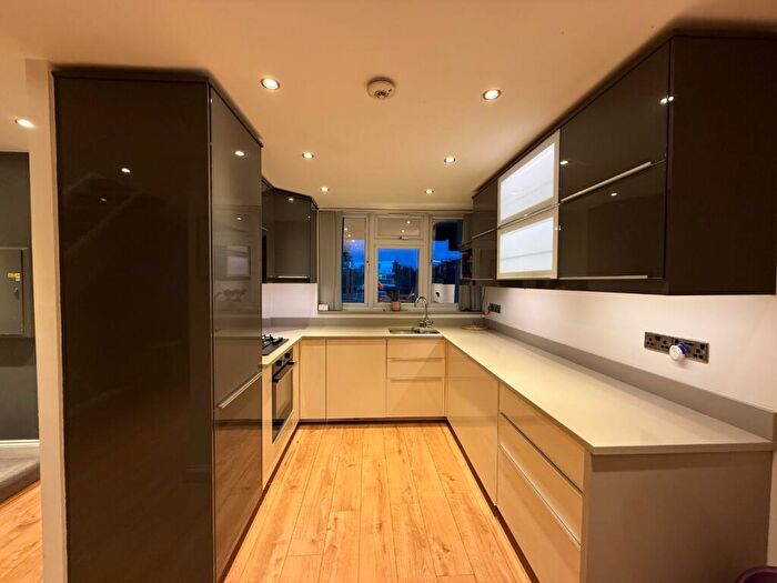 2 Bedroom Flat To Rent In Hitchin Square, Bow, E3