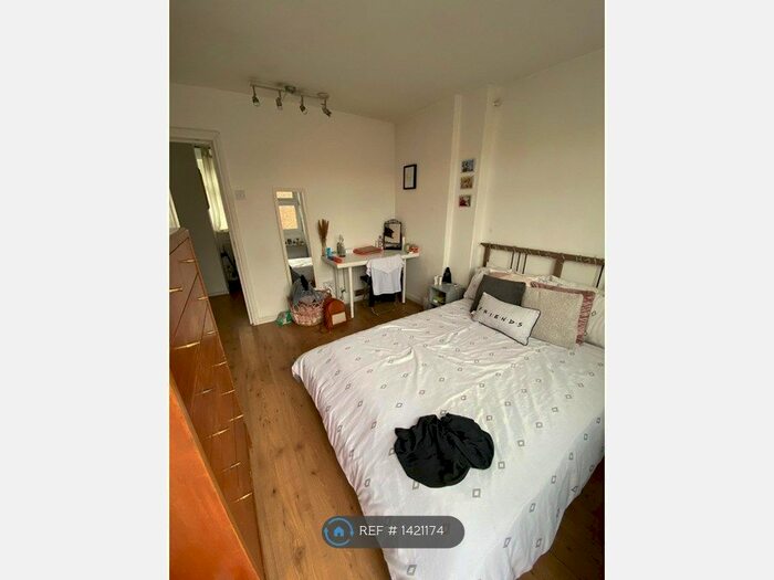 3 Bedroom Flat To Rent In Detling House, London, SE17