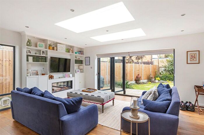 3 Bedroom Flat To Rent In Alexandra Drive, London, London, SE19