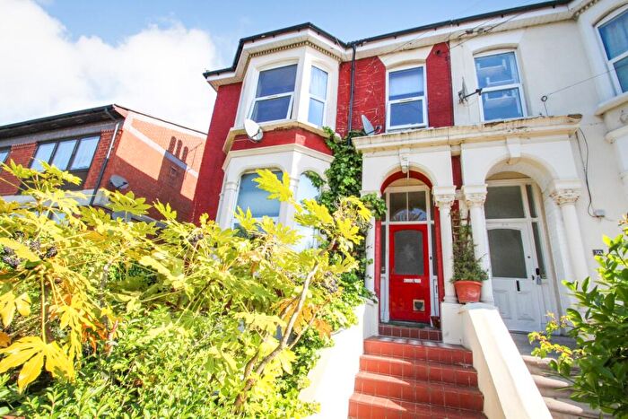 3 Bedroom Apartment To Rent In Fairlop Road, Leytonstone, London, E11