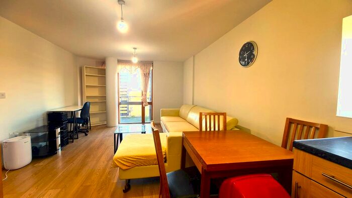 2 Bedroom Flat To Rent In Market Link, Romford, RM1