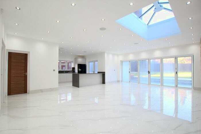 6 Bedroom Semi-Detached House To Rent In Saddlescombe Way, London, N12