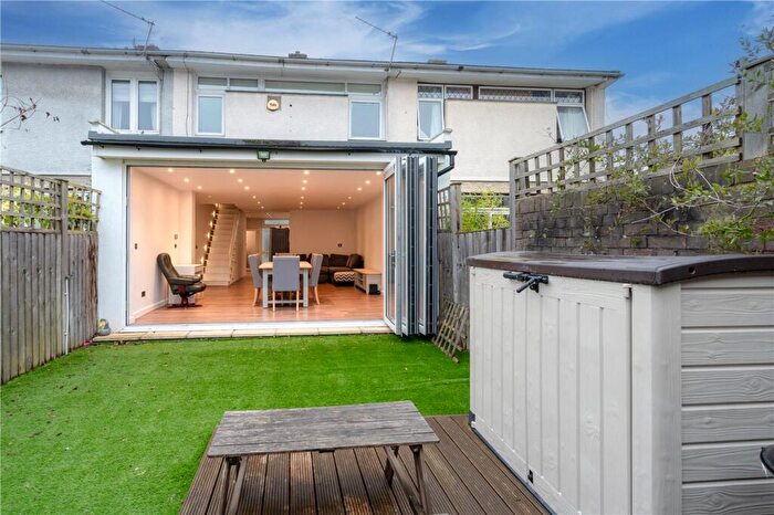 3 Bedroom Flat To Rent In Kennoldes, Croxted Road, London, SE21