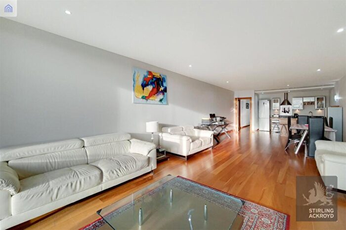 3 Bedroom Apartment To Rent In Queenstown Road, London, SW11