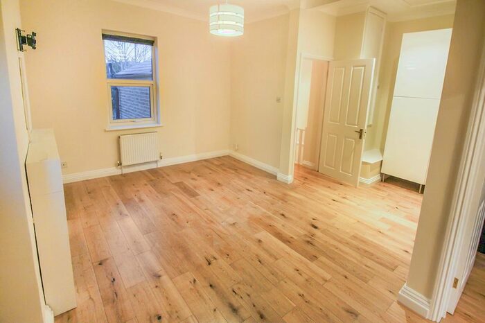 2 Bedroom Maisonette To Rent In Walton Road, East Molesey, KT8