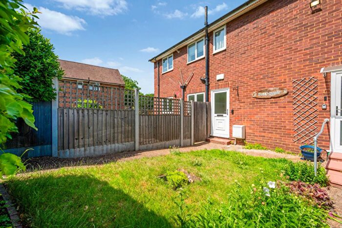 2 Bedroom Flat For Sale In Brambles Close, TW7