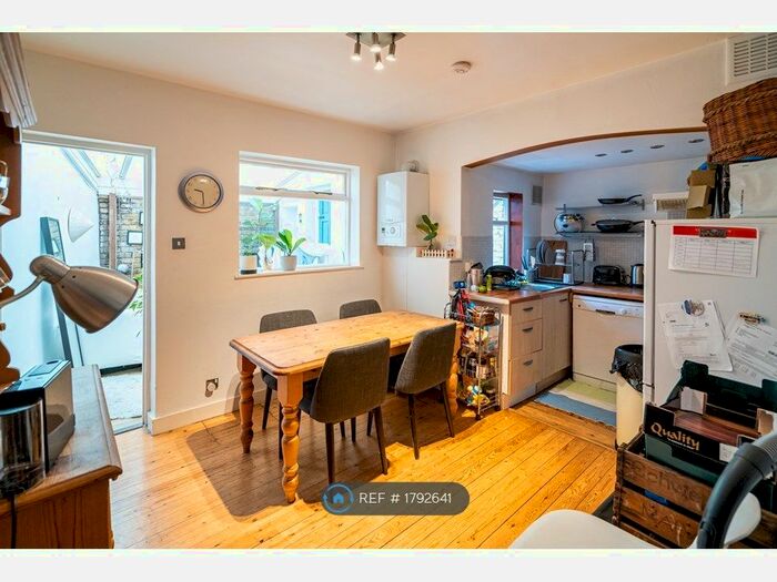 3 Bedroom Flat To Rent In Ground Floor Stockwell Green, London, SW9