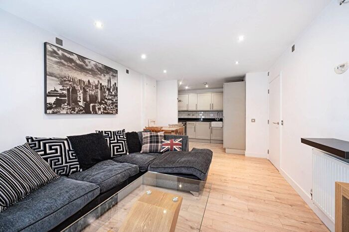 2 Bedroom Flat To Rent In Globe Road, Bethnal Green, London, E1