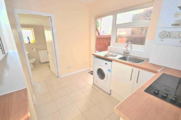 4 Bedroom Terraced House To Rent In Radstock Road, Reading, Berkshire, RG1