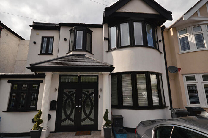 1 Bedroom Flat To Rent In Stradbroke Grove, Ilford, IG5