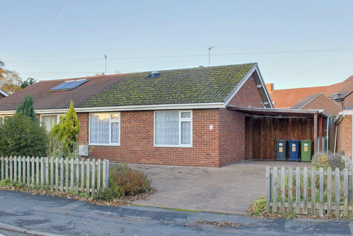 2 Bedroom Semi-Detached Bungalow To Rent In Park Avenue, Little Paxton, PE19