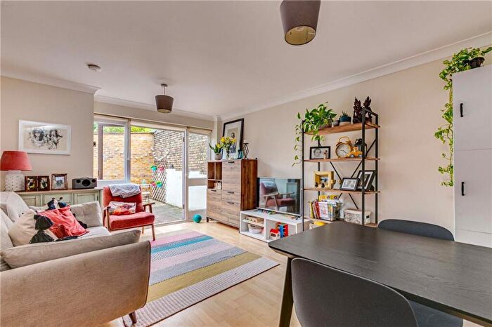 2 Bedroom House To Rent In Chestnut Grove, Balham, SW12