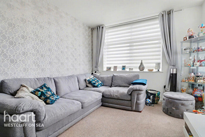 2 Bedroom Apartment For Sale In Victoria Avenue, Southend-on-sea, SS2