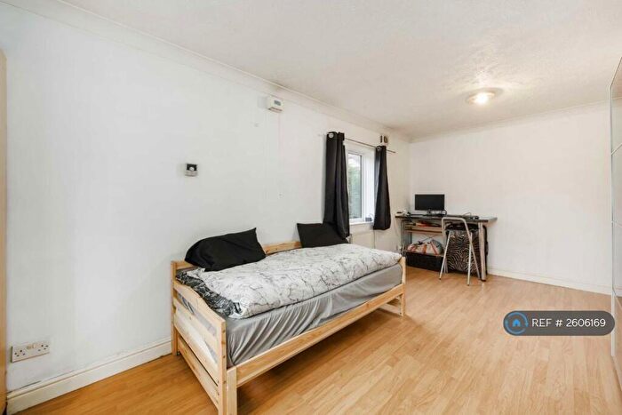 Studio To Rent In London, London, NW9
