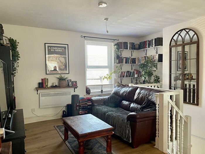 2 Bedroom Flat To Rent In Park Street, Horsham, RH12