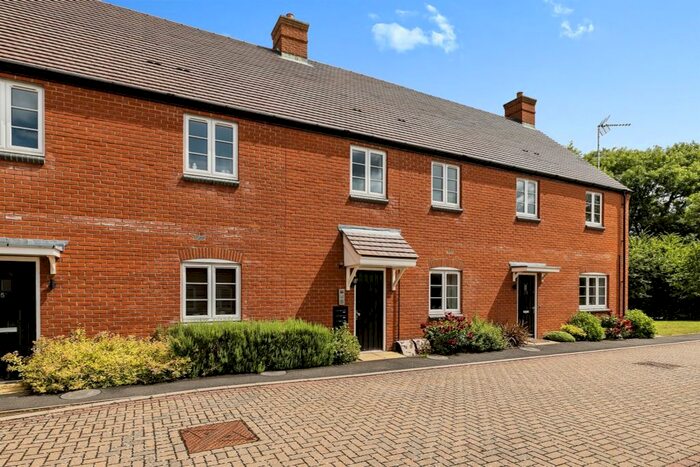 2 Bedroom Flat For Sale In Halestrap Way, Kings Sutton, Banbury, OX17