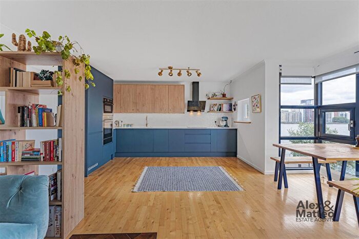 2 Bedroom Flat To Rent In Tivoli Court, Rotherhithe, SE16